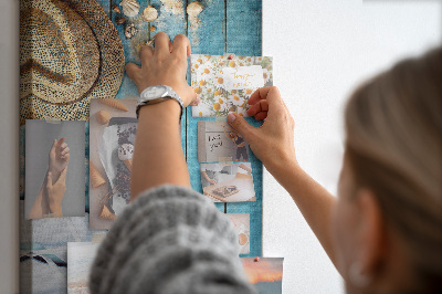Prikbord van kurk gepresenteerd op een blauwe houten achtergrond