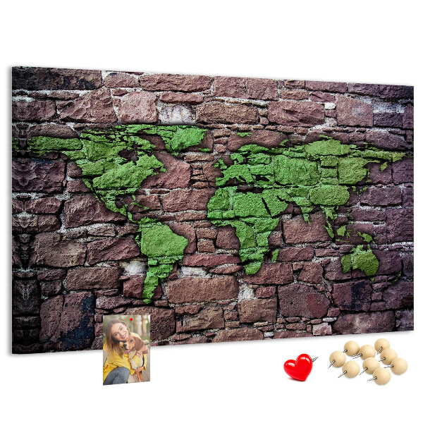 Prikbord met een wereldkaart in groentinten op een stenen muur