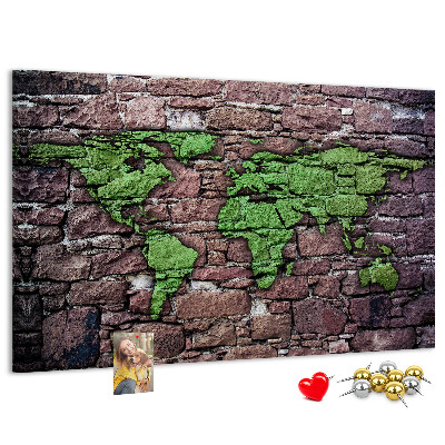 Prikbord met een wereldkaart in groentinten op een stenen muur