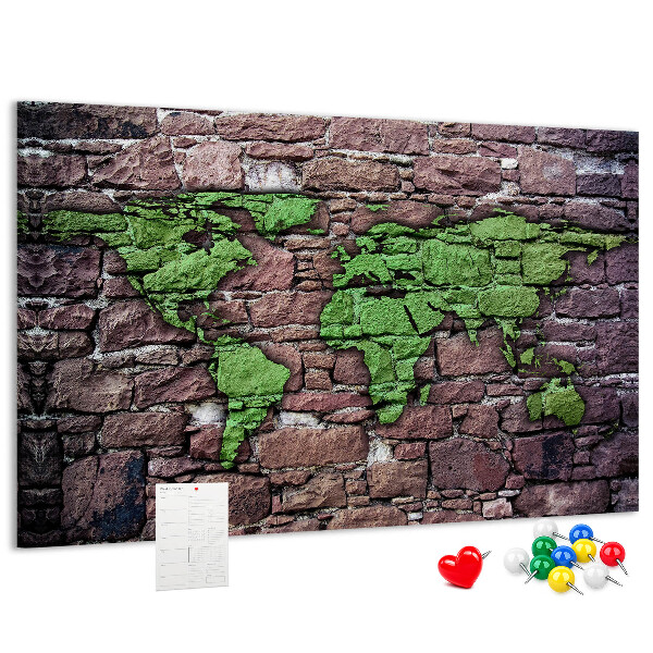 Prikbord met een wereldkaart in groentinten op een stenen muur