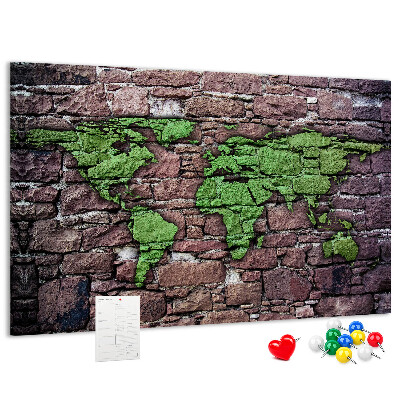 Prikbord met een wereldkaart in groentinten op een stenen muur