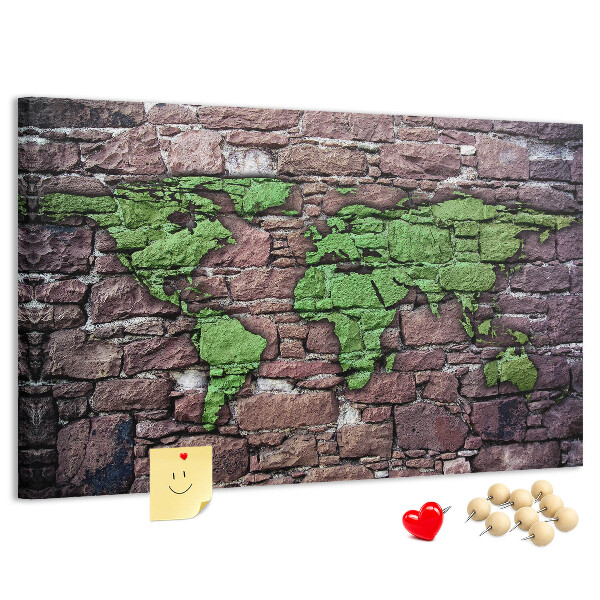 Prikbord met een wereldkaart in groentinten op een stenen muur