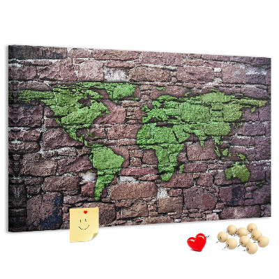 Prikbord met een wereldkaart in groentinten op een stenen muur