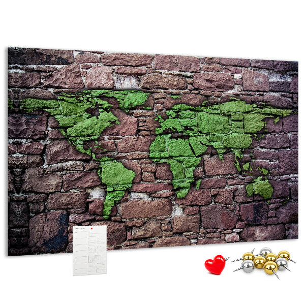 Prikbord met een wereldkaart in groentinten op een stenen muur