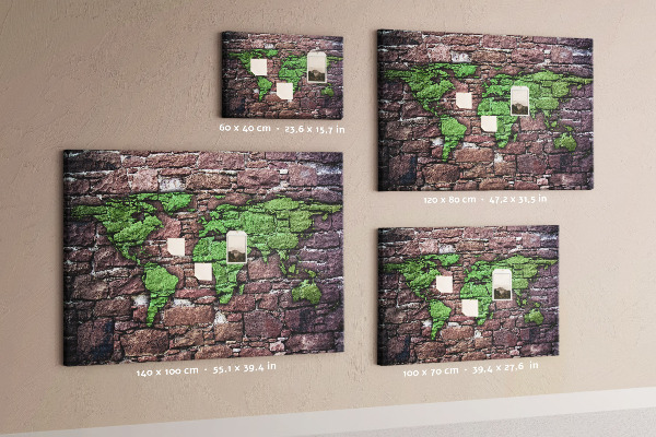 Prikbord met een wereldkaart in groentinten op een stenen muur
