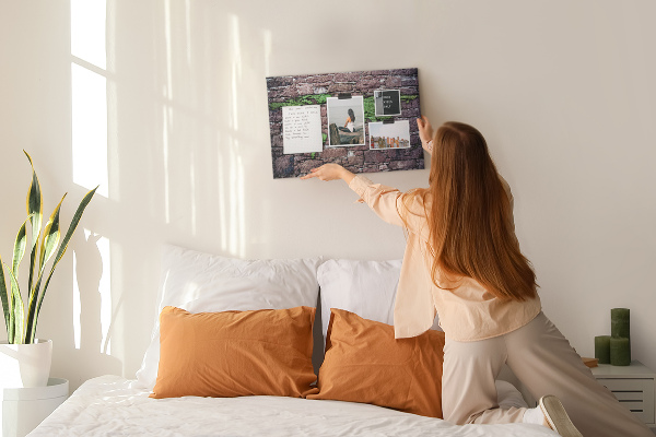Prikbord met een wereldkaart in groentinten op een stenen muur