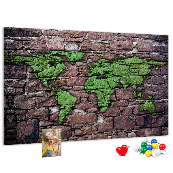 Prikbord met een wereldkaart in groentinten op een stenen muur