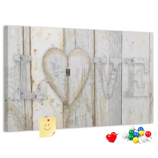 met houten plaquette met het woord 'liefde'