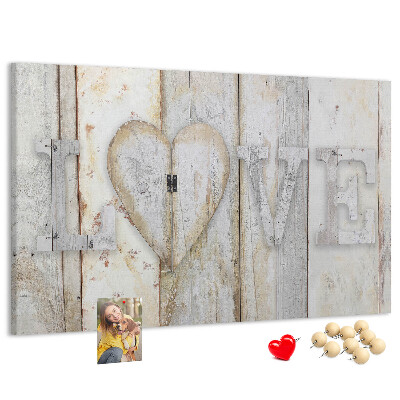 Kurk prikbord met houten plaquette met het woord 'liefde'