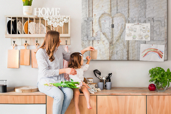 Kurk prikbord met houten plaquette met het woord 'liefde'