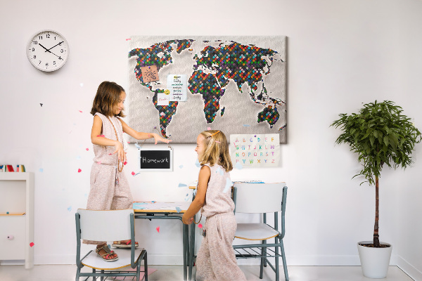 Prikbord gekleurde wereldkaart met vakjes