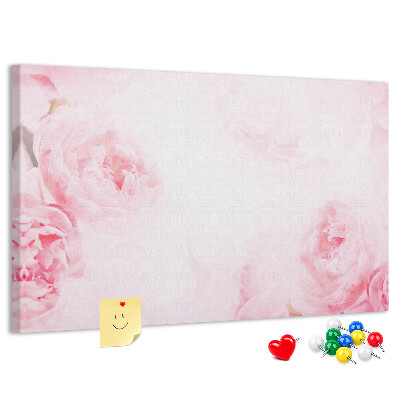 Kurken prikbord met fijne roze bloemen op een lichte achtergrond