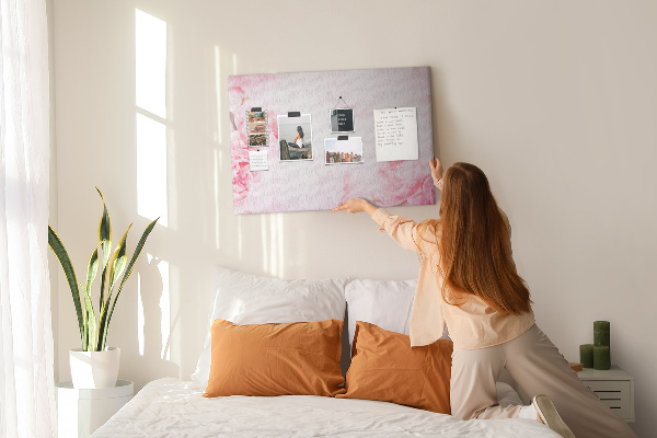Kurken prikbord met fijne roze bloemen op een lichte achtergrond