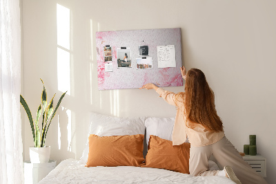 Kurken prikbord met fijne roze bloemen op een lichte achtergrond