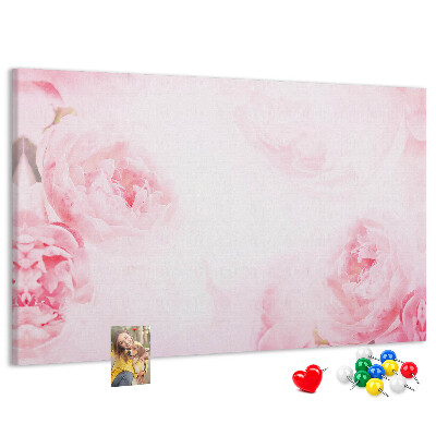 Kurken prikbord met fijne roze bloemen op een lichte achtergrond