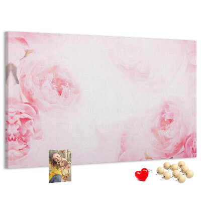 Kurken prikbord met fijne roze bloemen op een lichte achtergrond