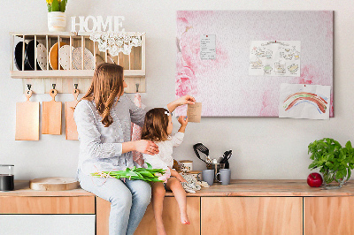Kurken prikbord met fijne roze bloemen op een lichte achtergrond