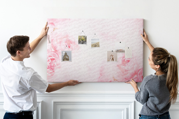 Kurken prikbord met fijne roze bloemen op een lichte achtergrond