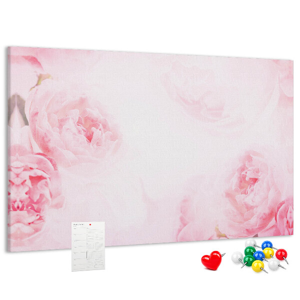 Kurken prikbord met fijne roze bloemen op een lichte achtergrond