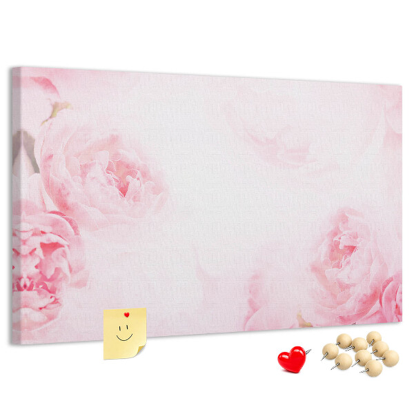 Kurken prikbord met fijne roze bloemen op een lichte achtergrond