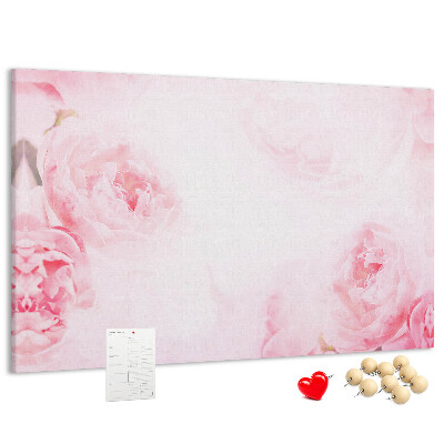 Kurken prikbord met fijne roze bloemen op een lichte achtergrond