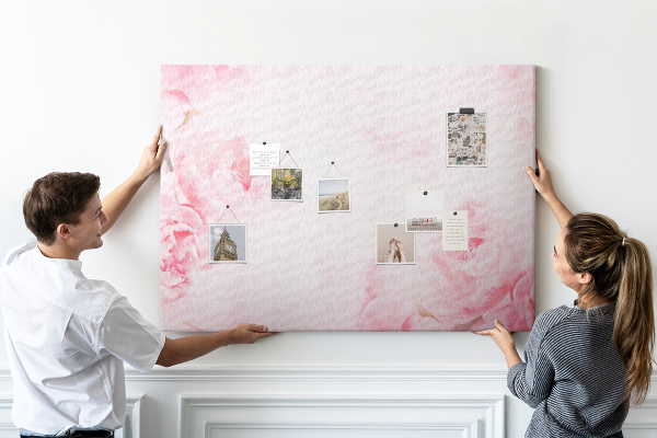 Kurken prikbord met fijne roze bloemen op een lichte achtergrond