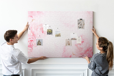 Kurken prikbord met fijne roze bloemen op een lichte achtergrond