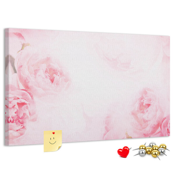 Kurken prikbord met fijne roze bloemen op een lichte achtergrond