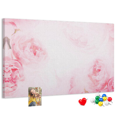 Kurken prikbord met fijne roze bloemen op een lichte achtergrond