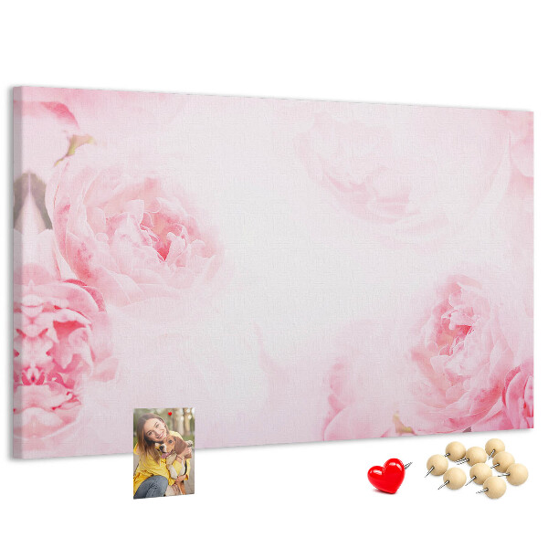 Kurken prikbord met fijne roze bloemen op een lichte achtergrond