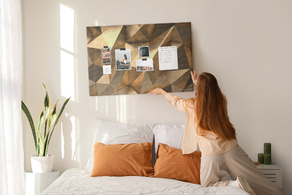 Prikbord met geometrische vormen in bruintinten