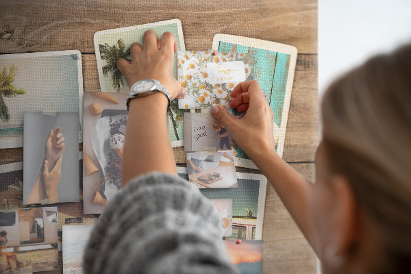 Kurkbord met souvenirfoto's van een tropische vakantie