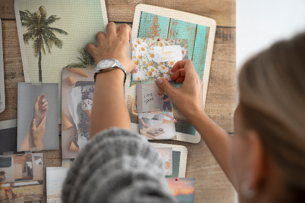 Kurkbord met souvenirfoto's van een tropische vakantie