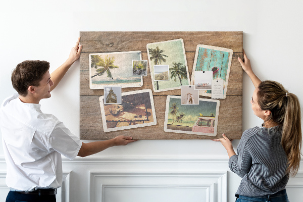Kurkbord met souvenirfoto's van een tropische vakantie