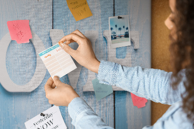 Prikbord stijlvol HOME-opschrift op een blauwe achtergrond