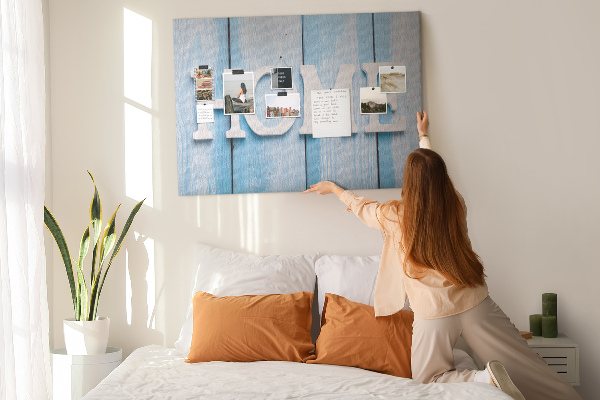 Prikbord stijlvol HOME-opschrift op een blauwe achtergrond