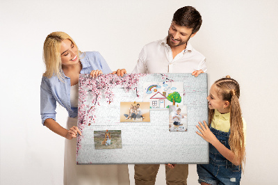 Kurkbord met bloemtakken op een witte houten achtergrond