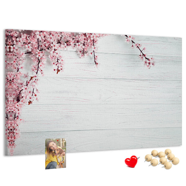 Kurkbord met bloemtakken op een witte houten achtergrond