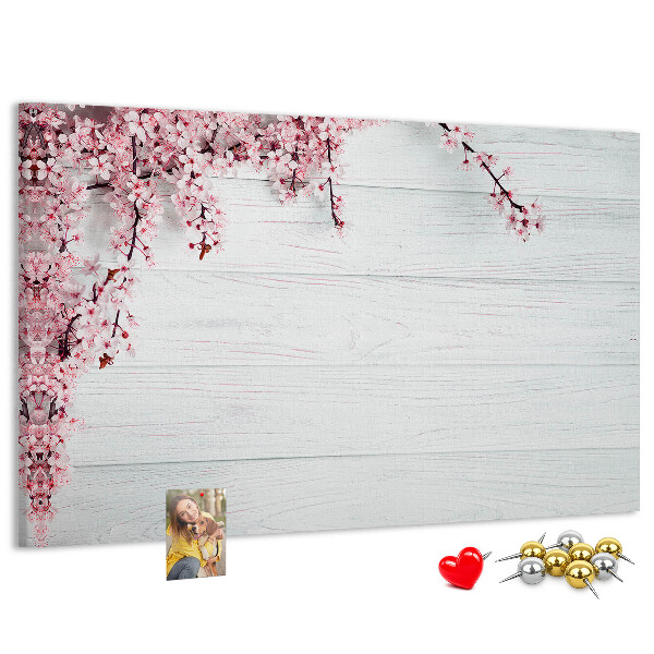 Kurkbord met bloemtakken op een witte houten achtergrond