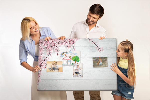 Kurkbord met bloemtakken op een witte houten achtergrond