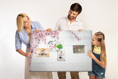 Kurkbord met bloemtakken op een witte houten achtergrond