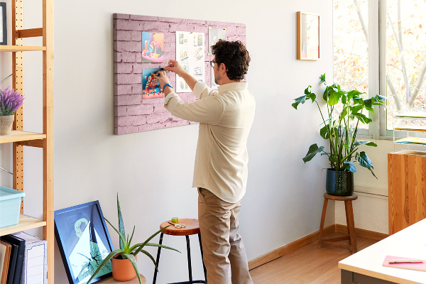 Prikbord met print van roze bakstenen muur met structuur