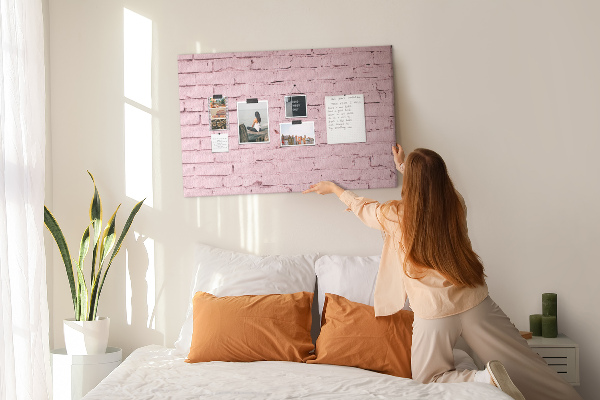Prikbord met print van roze bakstenen muur met structuur