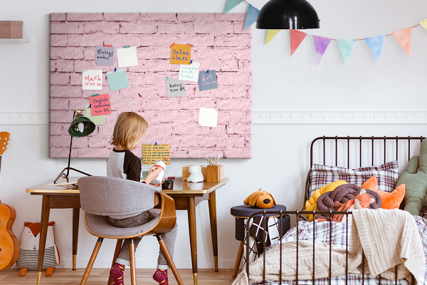 Prikbord met print van roze bakstenen muur met structuur