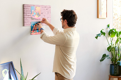 Prikbord met print van roze bakstenen muur met structuur