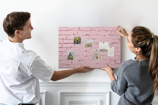 Prikbord met print van roze bakstenen muur met structuur