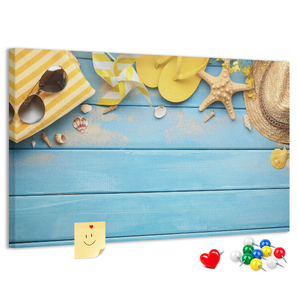 Prikbord met een zomerse strandscène en kleurrijke accessoires