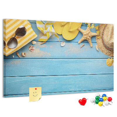 Prikbord met een zomerse strandscène en kleurrijke accessoires