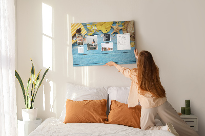 Prikbord met een zomerse strandscène en kleurrijke accessoires