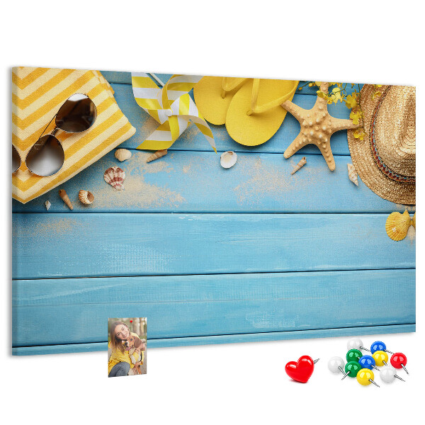 Prikbord met een zomerse strandscène en kleurrijke accessoires